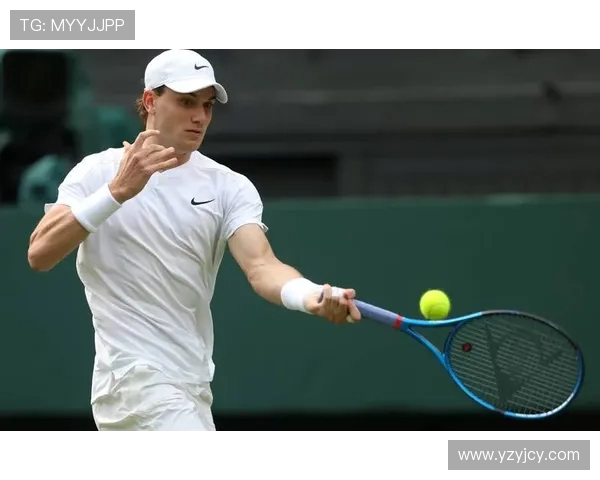 曼联 7 号传奇跨界赋能！德雷珀携红魔战袍剑指温网